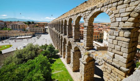 Ciudad de Segovia y antiguo acueducto medieval romano. Monumento español, Castilla y León, España. Patrimonio de la UNESCO, concepto de viaje
