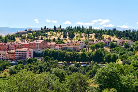 Foto de Vista a las casas de las laderas de Segovia durante el soleado día de verano. Castilla y León. España - Imagen libre de derechos