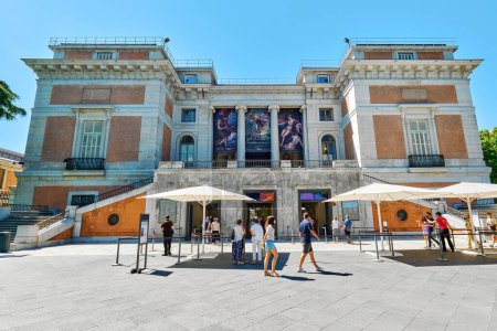 Foto de Madrid, España - 30 de junio de 2021: El Museo del Prado, oficialmente conocido como Museo Nacional del Prado, es el principal museo nacional de arte español, ubicado en el centro de Madrid. España - Imagen libre de derechos