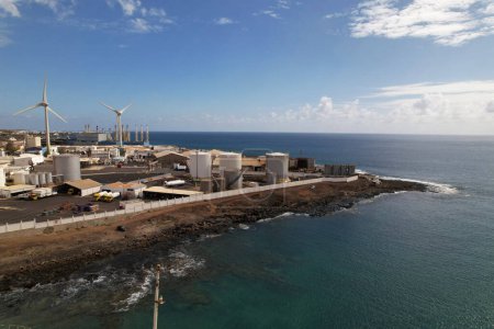 Téléchargez les photos : Point de vue aérien, drone de la raffinerie de pétrole de l'île de Lanzarote. Espagne - en image libre de droit