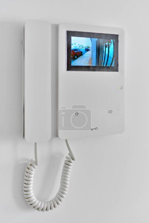 Téléchargez les photos : Interphone vidéo avec système de communication vocale de porte ou de talkback monté au mur, vue rapprochée - en image libre de droit