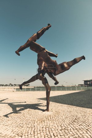 Téléchargez les photos : Lisbonne, Portugal - 24 juin 2023 : Sculpture moderne contre le ciel bleu sur une place du Parc des Nations. Lisbonne, Portugal. Destinations et attractions touristiques, concept d'art - en image libre de droit