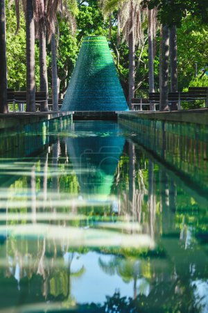 Foto de El Parque de las Naciones construido para la Exposición Mundial 98 Exposición Mundial con la colorida fuente volcánica de agua en la ciudad de Lisboa. Lisboa, Portugal - Imagen libre de derechos