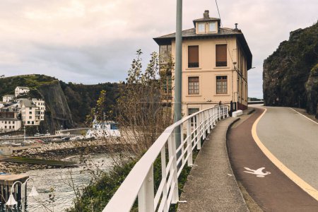 Foto de Vista diurna de la ciudad de Luarca en el municipio de Valdés en Asturias, España. Carretera que lleva a lo largo del puerto. Destinos turísticos y lugares turísticos concep - Imagen libre de derechos