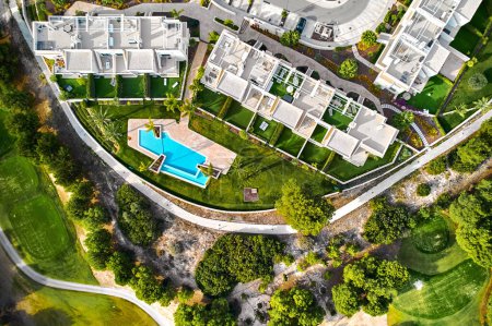 Foto de Aerial shot, drone punto de vista de Lo Romero Golf situado en el Pilar de la Horadada vista a las villas de lujo rodeadas de campo de golf - Imagen libre de derechos