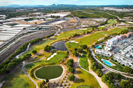 Foto de Aerial shot, drone punto de vista de Lo Romero Golf situado en el Pilar de la Horadada vista a las villas de lujo rodeadas de campo de golf - Imagen libre de derechos