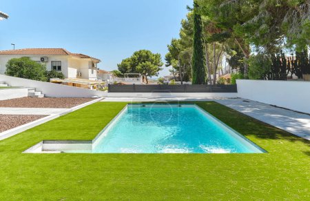 Téléchargez les photos : Pelouse verte avec piscine. Architecture moderne plaisir d'été, concept de voyage. Alicante, Costa Blanca, Espagne - en image libre de droit