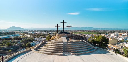 Luftaufnahme der Stadt Rojales mit dem Monte Calvario und drei Kreuzen vor blauem Himmel. Rojales, Stadt, Spanien
