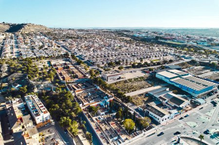Foto de Vista aérea al paisaje urbano español de Rojales desde arriba. España - Imagen libre de derechos