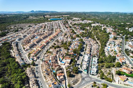 Téléchargez les photos : Drone point de vue prairies de campagne et Pinar de Campoverde quartier résidentiel vue avec des maisons modernes neuves, villas vue d'en haut. Jour d'été. Costa Blanca, Province d'Alicante, Spai - en image libre de droit