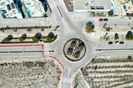 Luftaufnahme, Blick von oben auf leere Straßenkreuzungen, Straßenansicht des Vorortes Los Montesinos. Provinz Alicante. Costa Blanca. Spanien