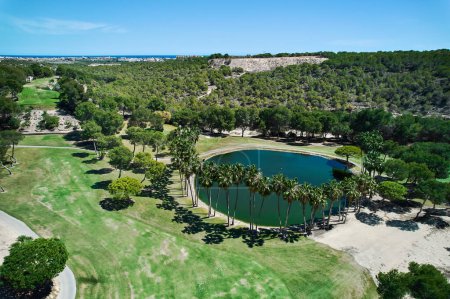 Foto de Drone punto de vista campo de golf en la naturaleza tropical con lago verde durante el día de verano soleado. Lugares, estilo de vida, concepto deportivo - Imagen libre de derechos