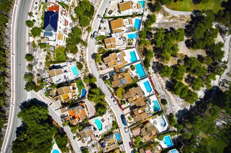 Téléchargez les photos : Point de vue de drone de villas de luxe avec piscines pendant la journée ensoleillée d'été. Immobilier, immobilier de nouvelle construction et concept de développement. Espagne, Costa Blanca, Las Ramblas. Province d'Alicante - en image libre de droit