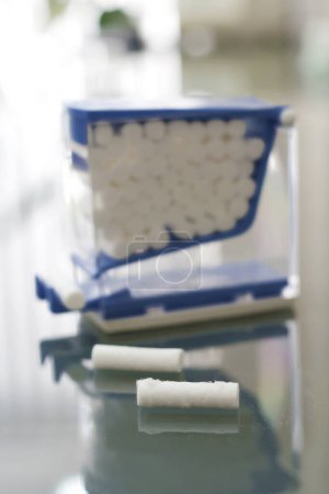 Behälter gefüllt mit Baumwolle für zahnärztliche Operationen.