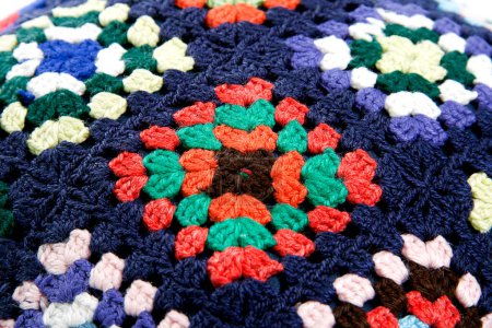 Téléchargez les photos : Vue détaillée d'un textile tricoté aux couleurs vives. - en image libre de droit