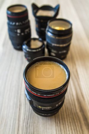 Tazas de café con lente apilada, una mezcla única de fotografía y cultura del café.