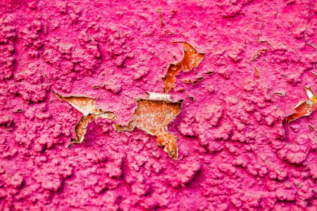 Antigua pared de ladrillo de barro agrietado con yeso rosa pelado
.
