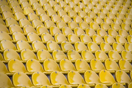 Sièges jaunes vides dans un stade ou une arène.