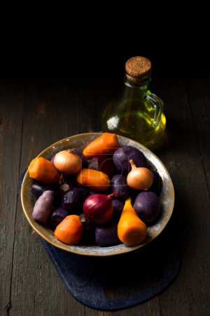 Foto de Patatas moradas hervidas y otras verduras para la vinagreta de ensalada - Imagen libre de derechos