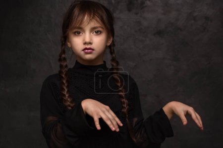 Ein Mädchen mit Zöpfen im gotischen Stil auf dunklem Hintergrund