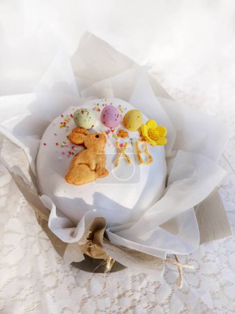 Téléchargez les photos : Easter pastries are decorated with figurines of rabbits, chickens and eggs in sunlight - en image libre de droit