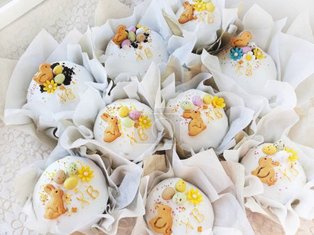 Téléchargez les photos : Easter pastries are decorated with figurines of rabbits, chickens and eggs in sunlight - en image libre de droit