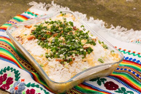Téléchargez les photos : Banosh, ou tokan Hutsul cuisine. Porridge de maïs à la crème, fromage de brebis, craquelins et oignons verts - en image libre de droit