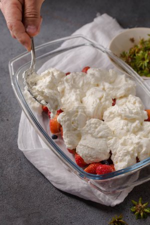 Téléchargez les photos : Dessert au lait avec fraises et chèvrefeuille sur fond gris - en image libre de droit