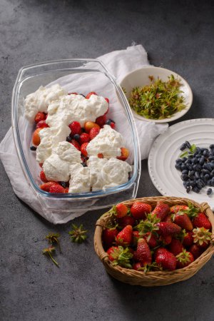 Téléchargez les photos : Dessert au lait avec fraises et chèvrefeuille sur fond gris - en image libre de droit