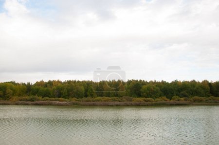 Téléchargez les photos : Beau paysage d'automne avec lac - en image libre de droit