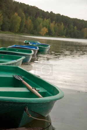 Téléchargez les photos : Groupe de bateaux à rames traditionnels amarrés à la jetée - en image libre de droit