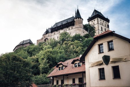 Téléchargez les photos : View of Karlstejn Castle, large Gothic castle in Town of Karlstejn, Czech Republic - en image libre de droit