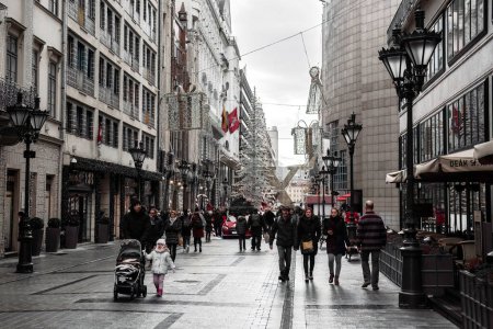 Téléchargez les photos : Budapest, Hongrie - 28 décembre 2018 : Touristes dans la rue Vaci, la célèbre rue commerçante de Budapest à Noël - en image libre de droit