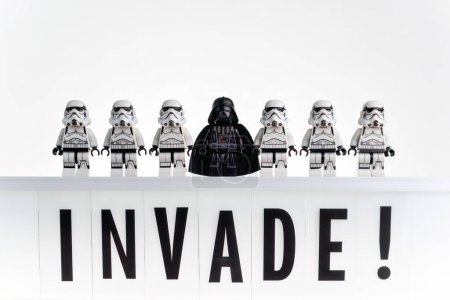 Téléchargez les photos : Dark Vador avec des Stormtroopers. Concept d'invasion. Éditorial illustratif. 30 juillet 2023 - en image libre de droit