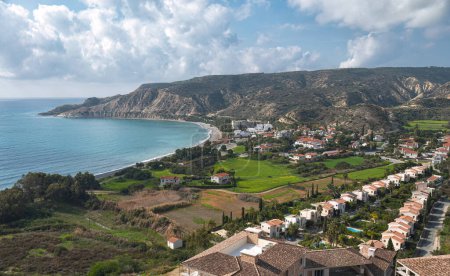 Vista del pueblo de Pisthe y de la bahía de Pisthe. Distrito de Limassol, Chipre