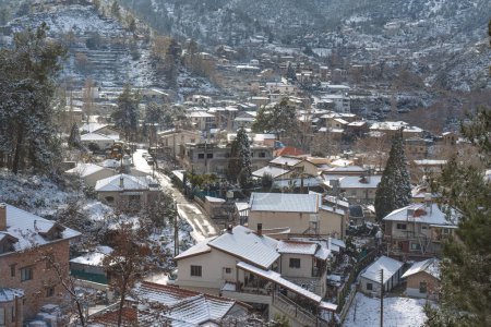 Vista de invierno de la aldea de Kakopetria. Distrito de Nicosia, Chipre