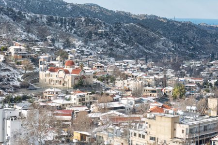 Vista de invierno de la aldea de Kakopetria. Distrito de Nicosia, Chipre