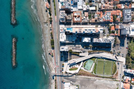 Blick aus der Vogelperspektive auf die Küste von Limassol, städtische Gebäude und Straßen am Meer. Zypern