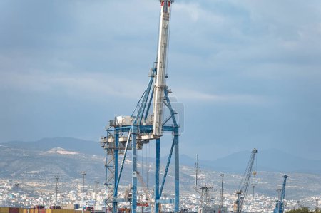 Industriefrachtkran im Hafen von Limassol vor bewölktem Himmel. Zypern