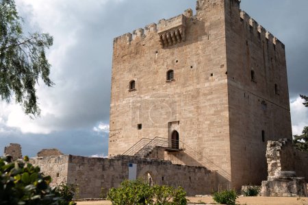 Le château historique de Kolossi se dresse contre un ciel nuageux à Chypre, un témoignage de l'architecture médiévale. District de Limassol