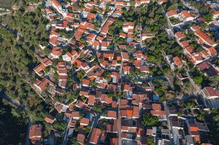 Vue aérienne saisissant le charme d'un petit village chypriote de Lofou à l'architecture traditionnelle. District de Limassol, Chypre