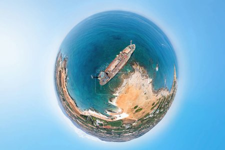 Perspectiva de 360 grados del diminuto planeta de un naufragio en una costa escénica bajo cielos despejados. Pueblo Peyia. Distrito de Paphos, Chipre