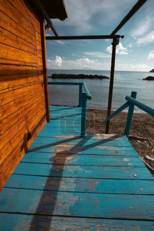 Téléchargez les photos : Colorful wooden hut on Chiaiai beach, Procida Island, Italy. - en image libre de droit