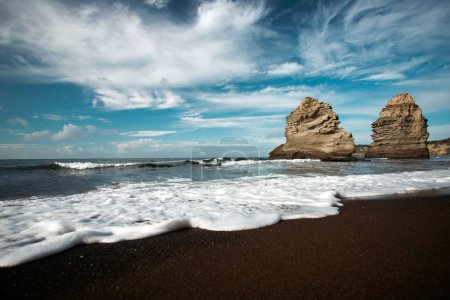 Téléchargez les photos : The black Ciraccio beach with the rock formations shaped by the wind on the northwest coast of the island of Procida in the Gulf of Naples - en image libre de droit