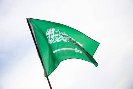 Téléchargez les photos : Saudi Arabia flag, Statement translation: There is no God but Allah, Muhammad is the Messenger of Allah. Use it for national day and and country national occasions. - en image libre de droit