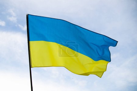 Téléchargez les photos : Drapeau de l'Ukraine agitant dans le vent par temps clair. Démocratie et politique. - en image libre de droit
