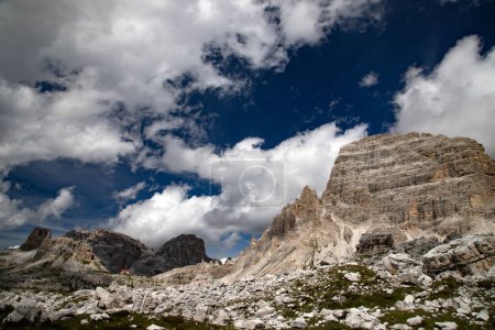 Téléchargez les photos : Beau paysage d'été dans le parc national Tre Cime Di Lavaredo. Vue panoramique d'été du rifugio Locatelli dans les Alpes Dolomiti, Tyrol du Sud, Italie, Europe. Concept de voyage arrière-plan. - en image libre de droit