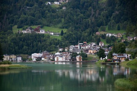 Téléchargez les photos : Superbe paysage alpin d'été, village d'Alleghe avec lac et groupe de montagne magique haute Civetta Dolomites, Vénétie, Italie, Europe - en image libre de droit
