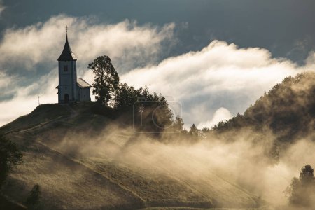 Jamnik, Slovénie. L'église Jamnik est une charmante chapelle du XVe siècle dans les Alpes Kamnik-Savinja, près de Kranj, offrant une vue imprenable sur le paysage montagneux environnant..