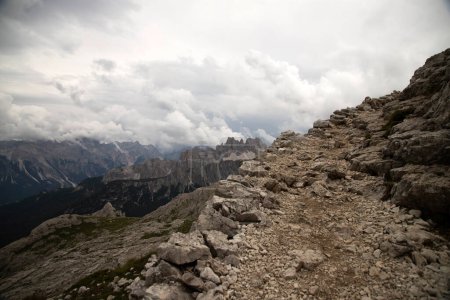 Beeindruckende Aussicht auf die Gebirgskette Croda da da Lago mit Cima d 'Ambrizzola und Lastoni di Formin vom Weg zur Nuvolau Hütte, Dolomiten, Südtirol, Italien.